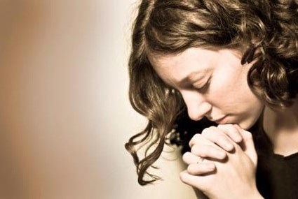 woman-praying-425x285